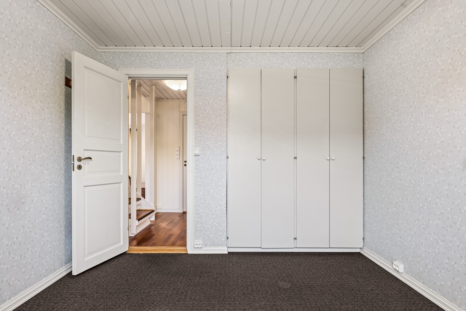 Soverom i første etasje med garderobeskap. Galleribilde