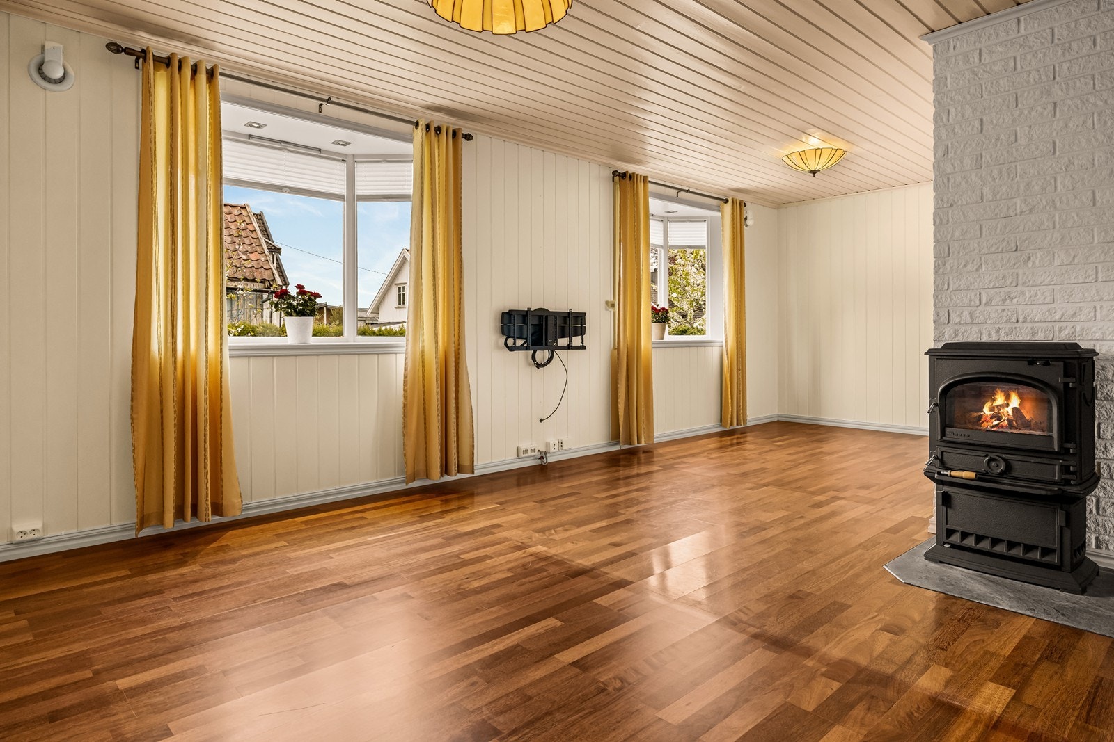 Stuen er av god størrelse med god plass til både sofa- og spisegruppe. Galleribilde