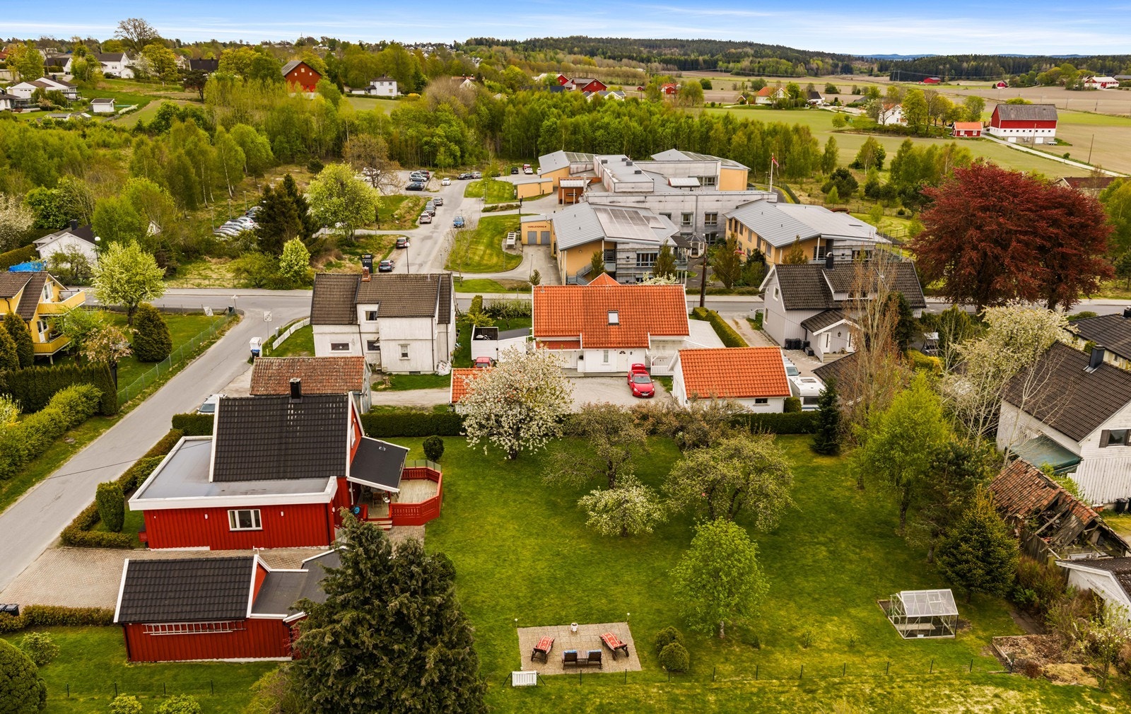 Eiendommen ligger i et etablert nabolag med kort vei til skoler og barnehager. Galleribilde