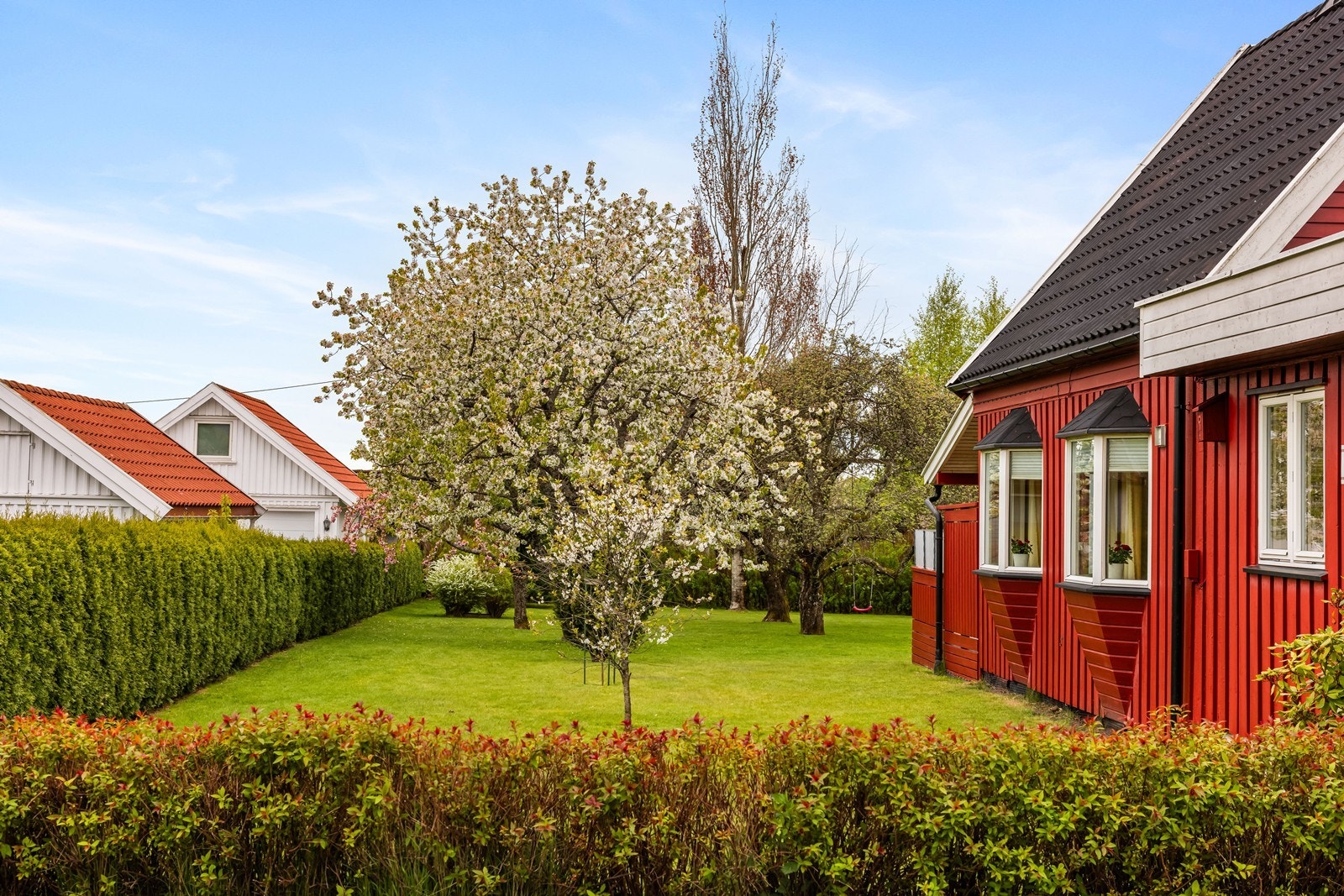 Fasadene er kledd med malt trepanel. Gavlspissen mot sydvest ble etterisolert og fikk ny kledning i 2013. Galleribilde