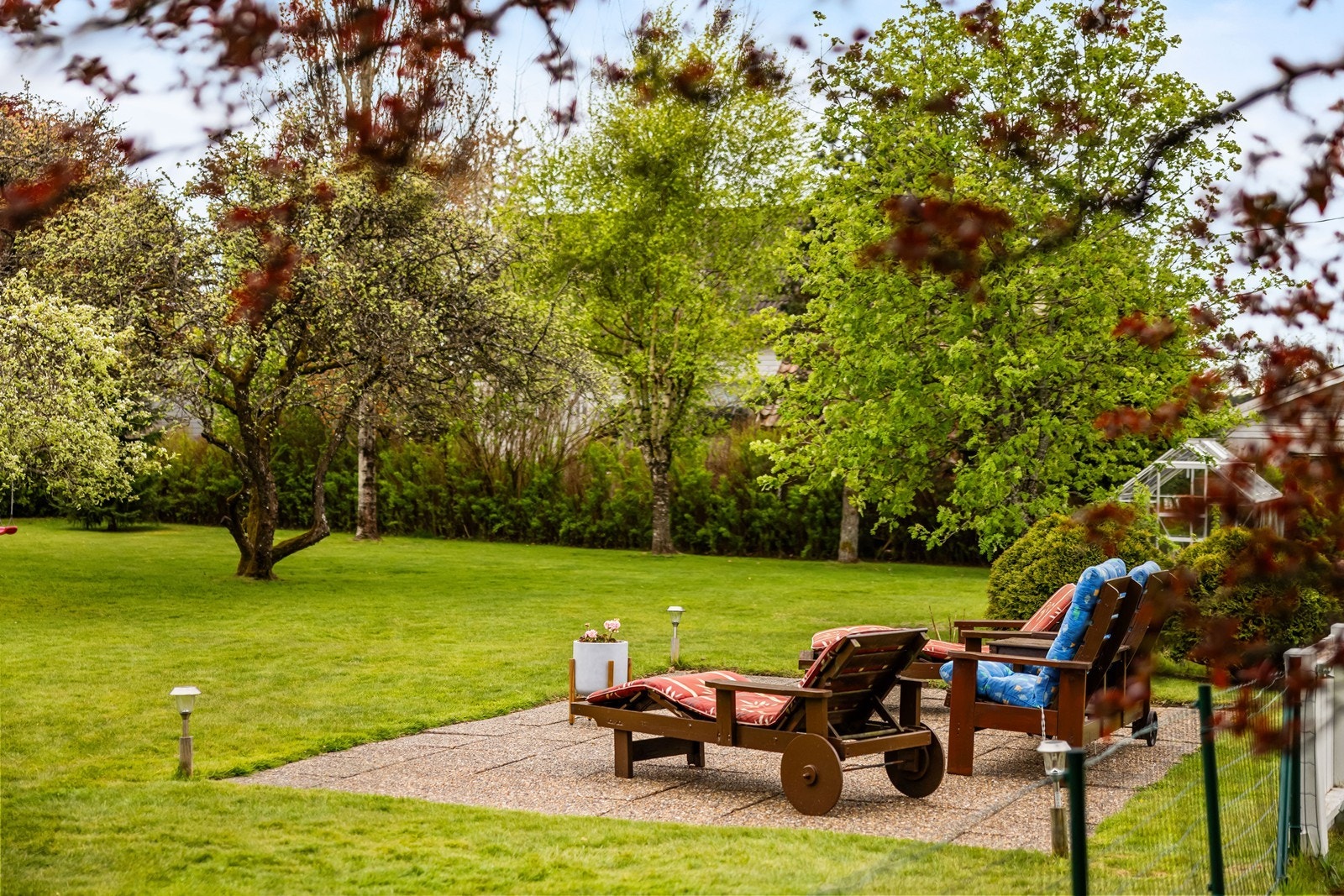 En veletablert hage med flere soner for avslapning og sosiale sammenkomster. Galleribilde