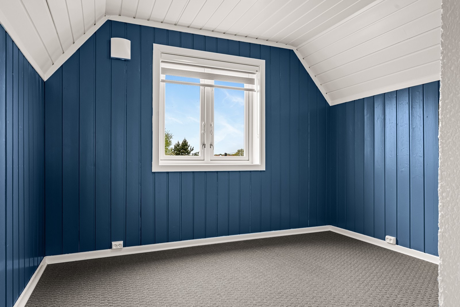 Soverommene i andre etasje har vegger og himling med malt trepanel. Galleribilde