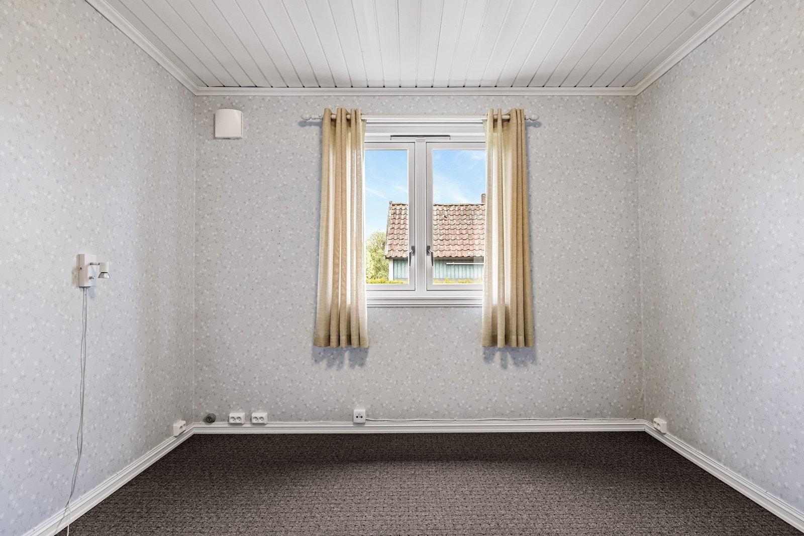 Boligen har totalt tre soverom, ett i første etasje og to i andre etasje. Galleribilde