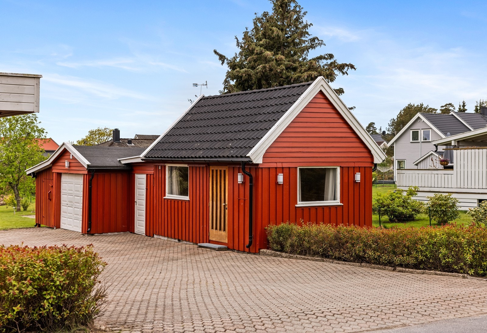På eiendommen er det et uthus fra 1955 og en garasje fra ca. 1975. Galleribilde
