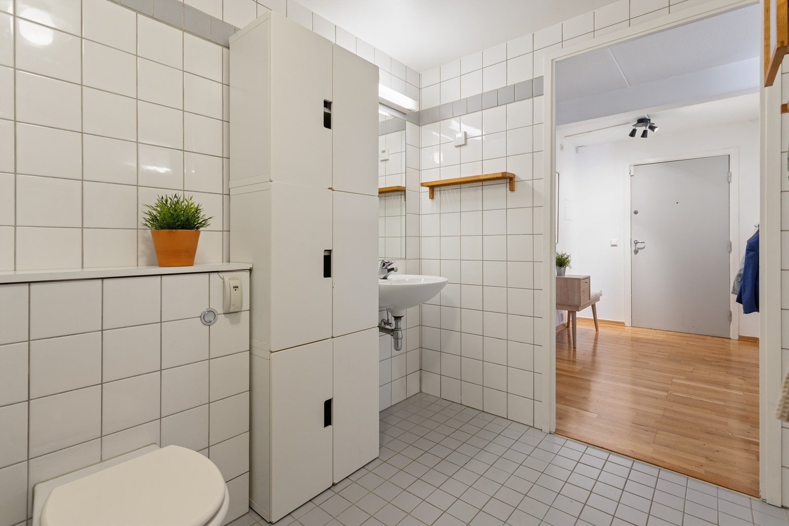 Badet har mekanisk avtrekk og godt med skapplass for oppbevaring. Galleribilde