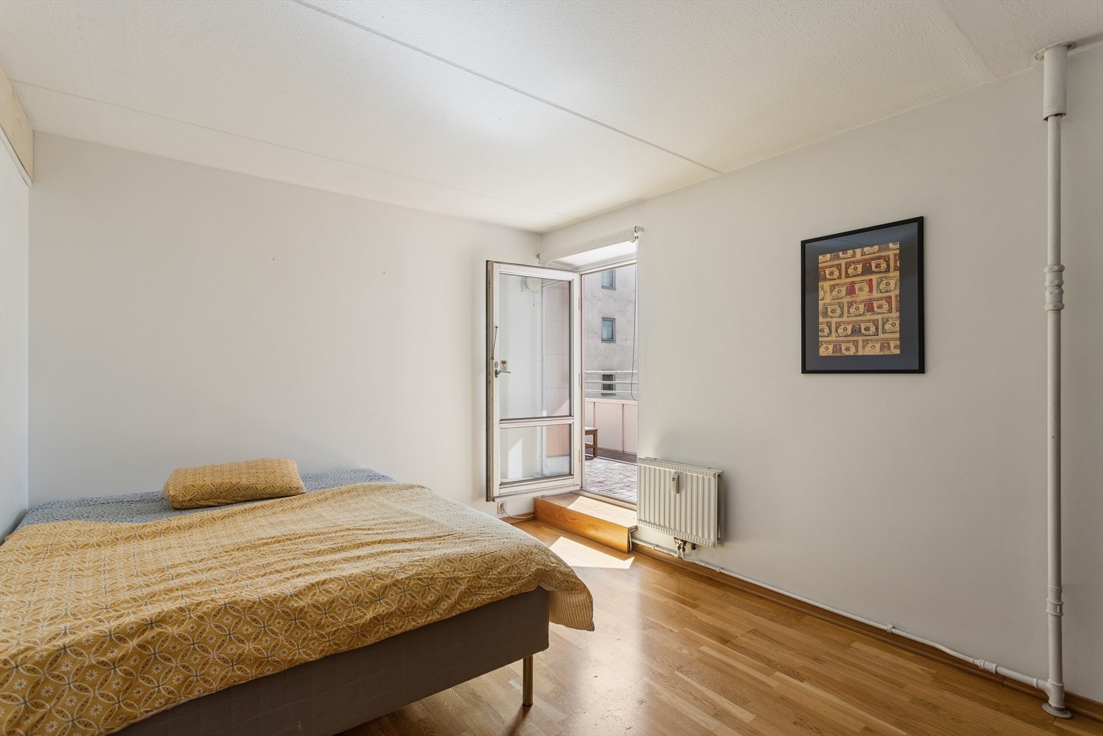Fra dette soverommet er det direkte utgang til en av leilighetens to uteplasser. Galleribilde