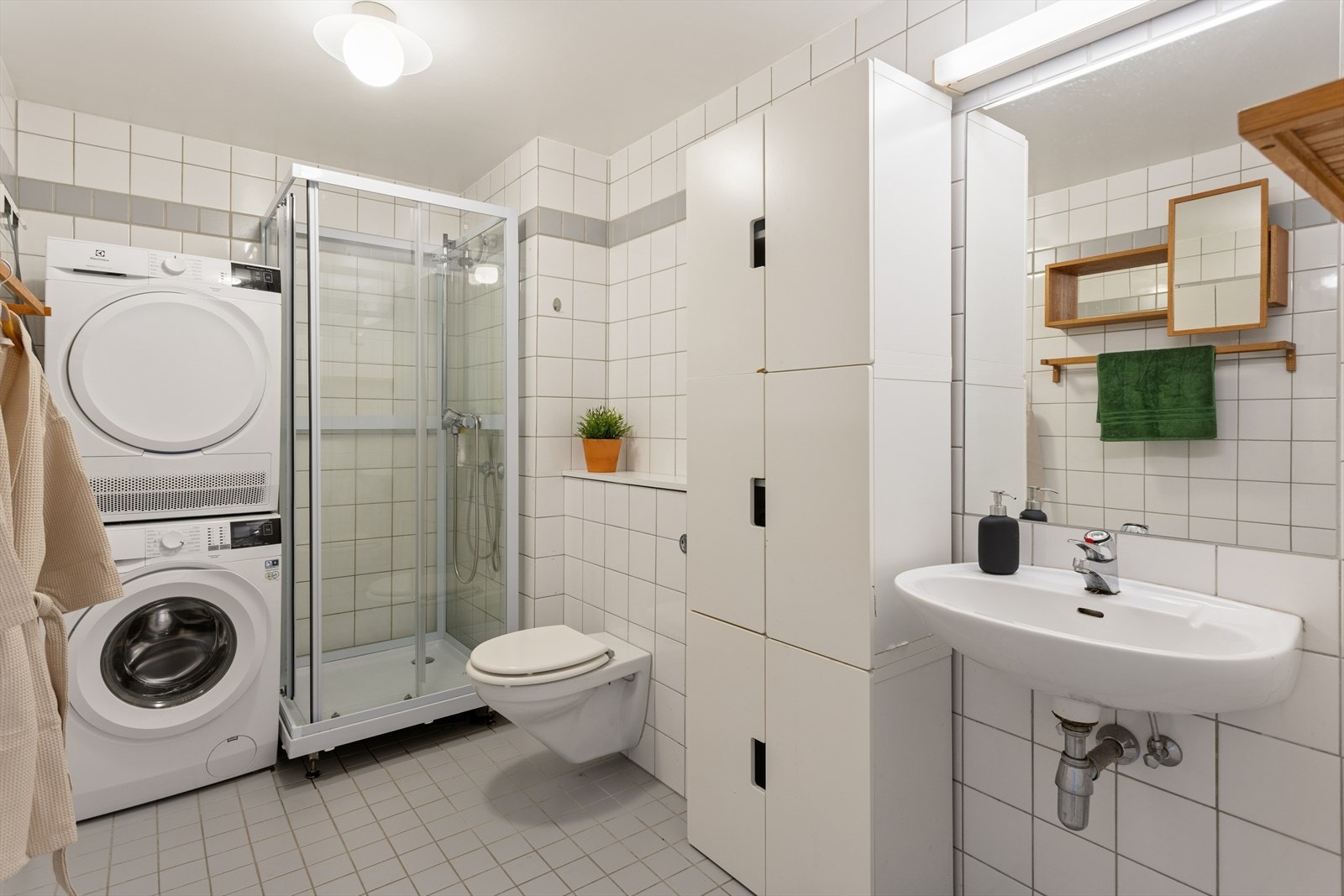 Flislagt bad med vannbåren gulvvarme og opplegg for vaskemaskin. Galleribilde