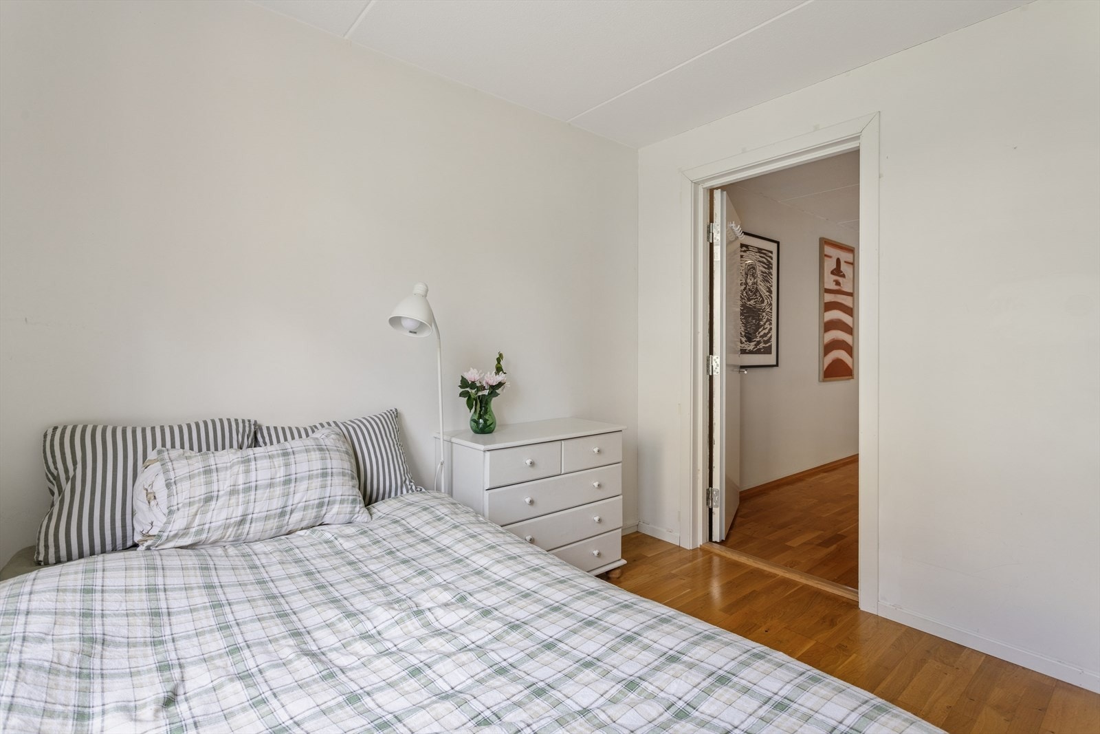 Soverommene har malte, slette vegger og plass til seng og oppbevaringsmøbler. Galleribilde