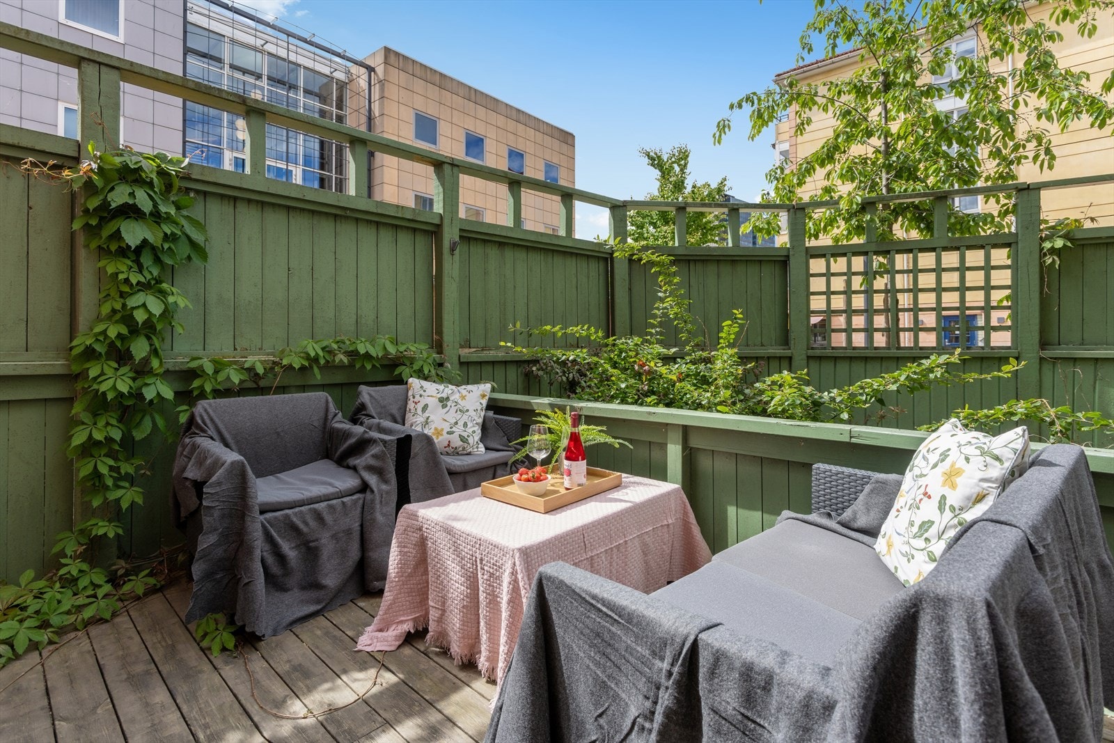 Den romslige, nordøstvendte terrassen (ikke godkjent) på ca. 22 m² er en skjermet og privat uteplass. Galleribilde