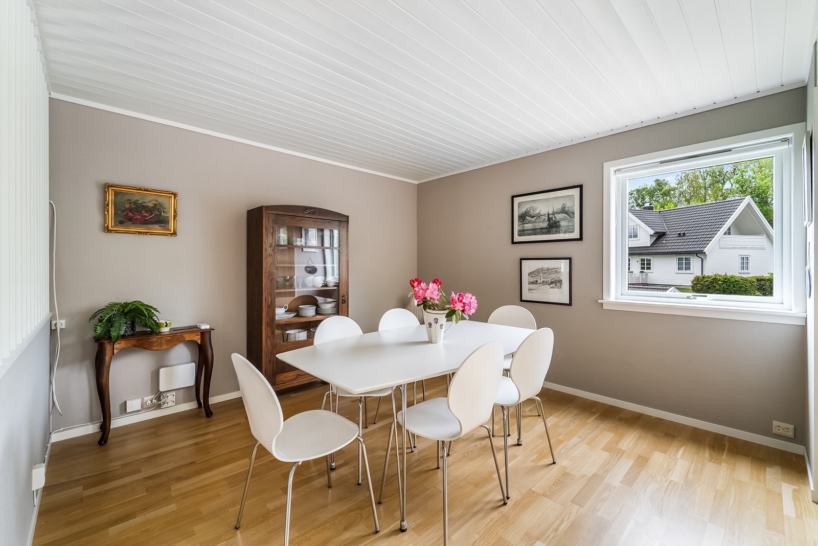 Ved spesielle anledninger er det plass til å anrette med langbord. Galleribilde