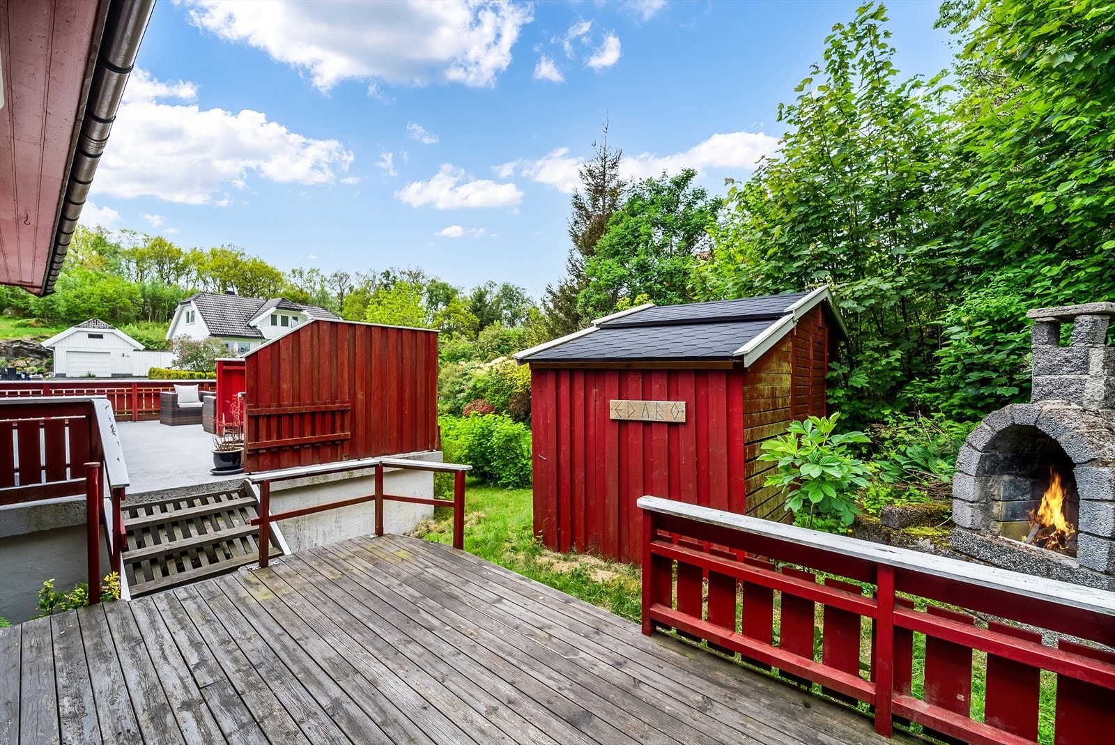 Uteområde med utepeis. Galleribilde
