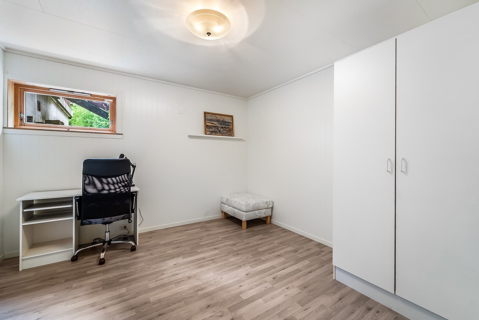 Lyst rom, ideelt for hjemmekontor eller studier. Rommet er opprinnelig godkjent som soverom, men tilfredsstiller ikke kravene til rømningsvei pga. størrelsen på vinduet. Galleribilde