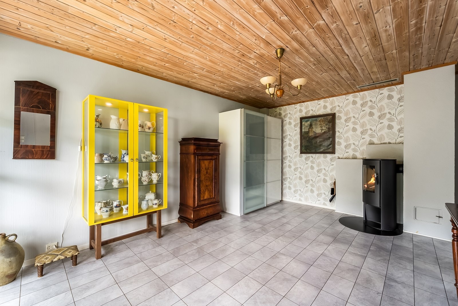 Hallen har gode møbleringsmuligheter. Her er det plass til både oppbevaring og en liten sittegruppe foran peisen. Galleribilde