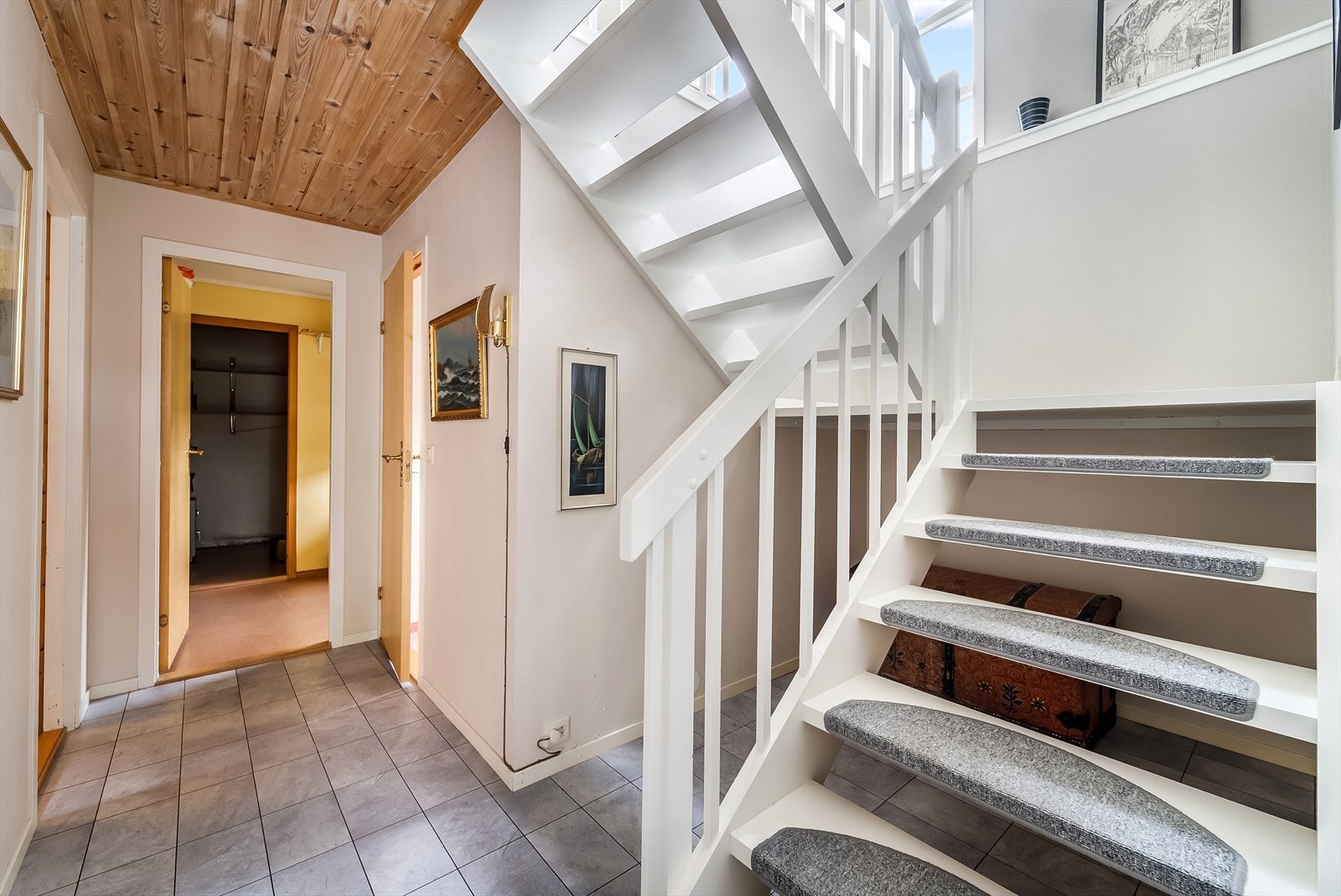 Trappegang til hovedetasjen. Galleribilde