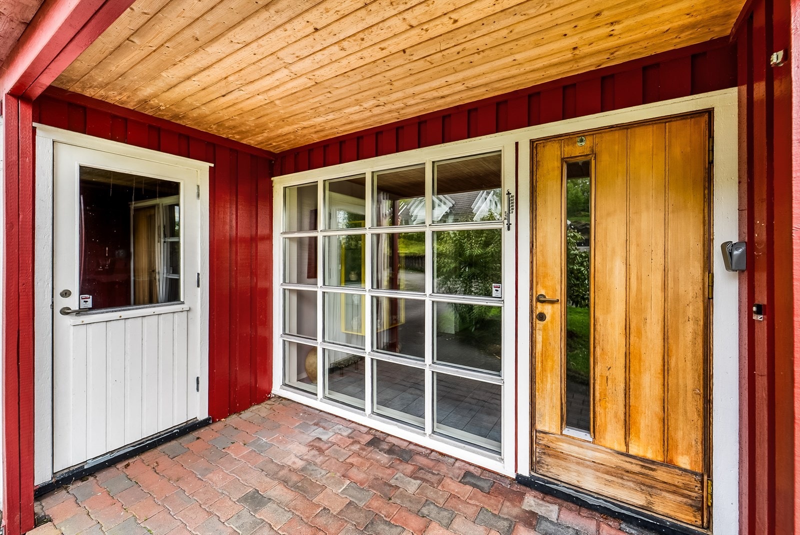 Stort inngangsparti med mulighet for å komme seg inn til både huset og garasjen. Galleribilde