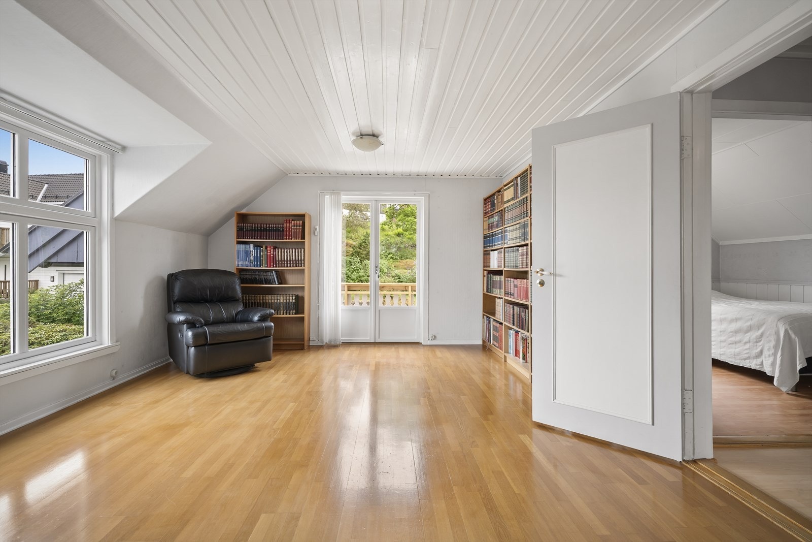 I 2. etasje er det en stue med utgang til veranda på ca 16 kvm. Galleribilde