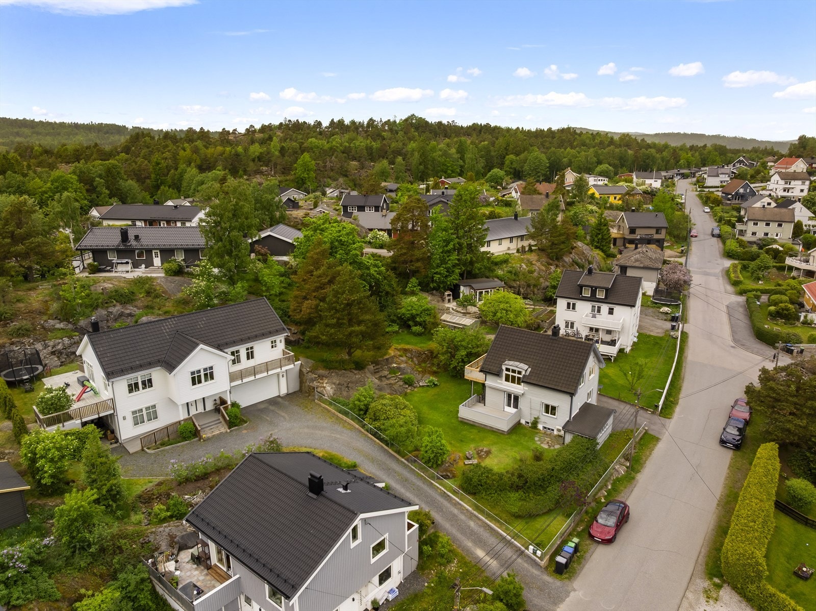 I kort avstand ligger også Møllebekk tjernet, et lite og idyllisk vann omgitt av skog og rolige omgivelser. Tjernet gir en lun og skjermet atmosfære, og er et hyggelig turmål for både barnefamilier og de som ønsker litt ekstra ro i hverdagen. Galleribilde