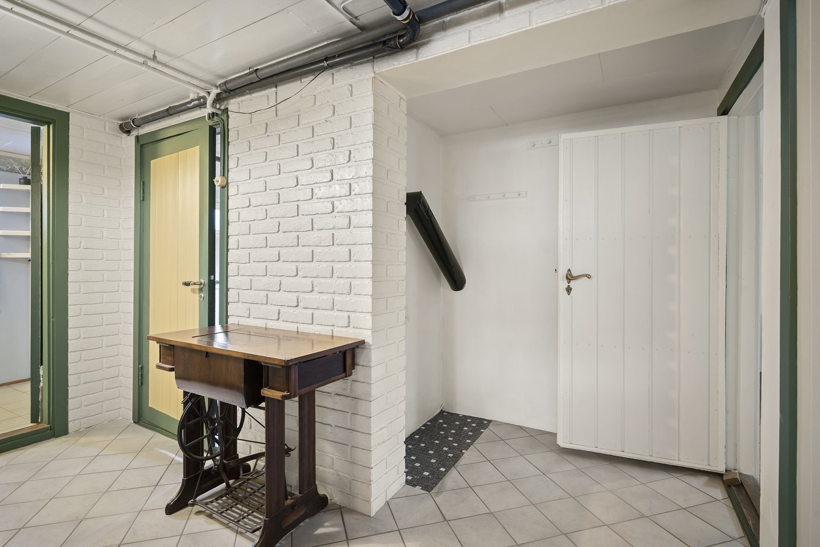 Gangen har en funksjonell utforming med enkel adkomst til underetasje. Galleribilde