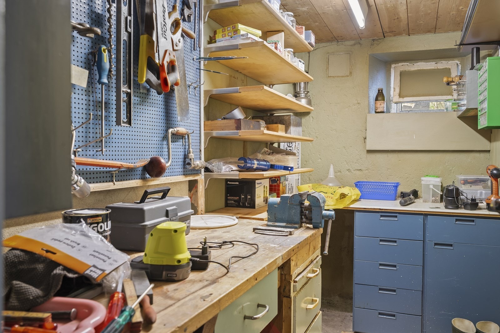 I kjelleren finner vi et funksjonelt rom med plass til både hobbyprosjekter og oppbevaring. Galleribilde