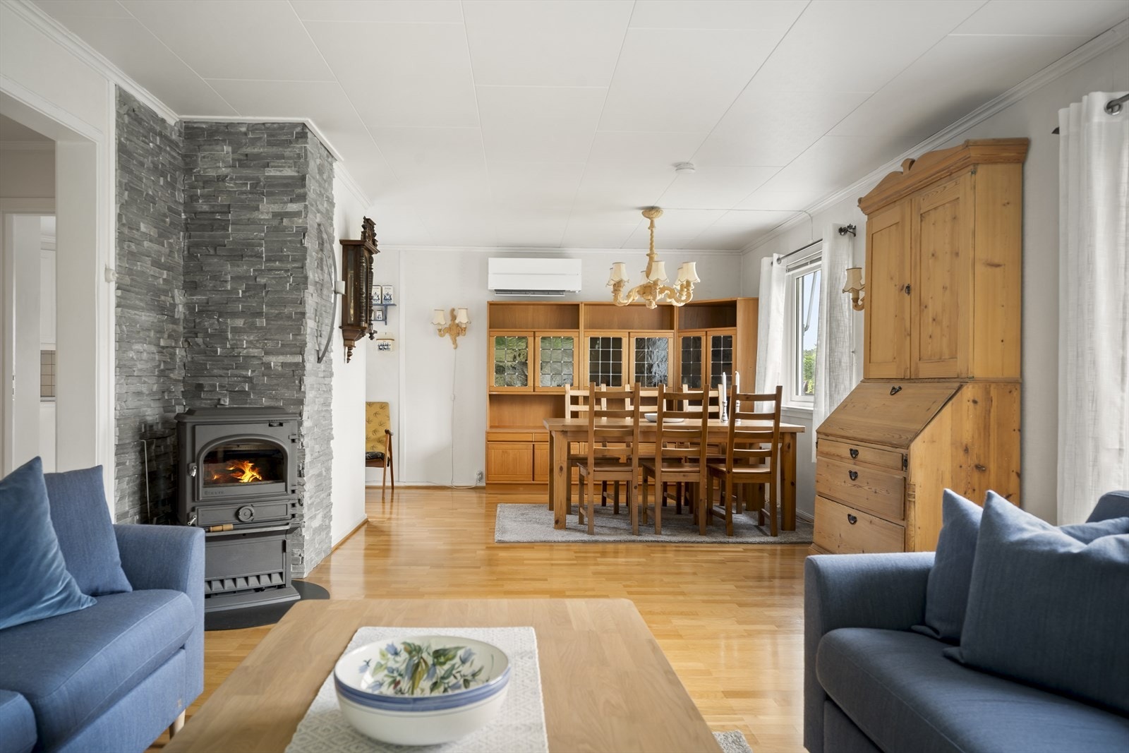 Stuen er romslig og egner seg godt som samlingspunkt for sosiale sammenkomster. Galleribilde