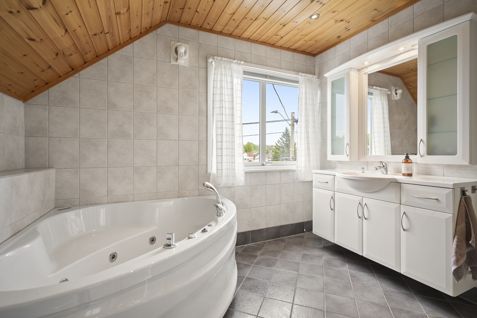 Badet i 2. etasje har flislagte vegger og gulv med elektriske varmekabler. Galleribilde