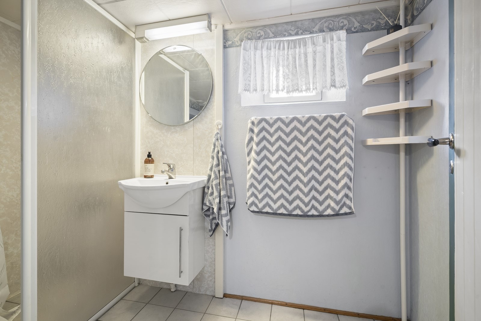 Badet i underetasjen er av eldre dato men med nyere innredning. Galleribilde