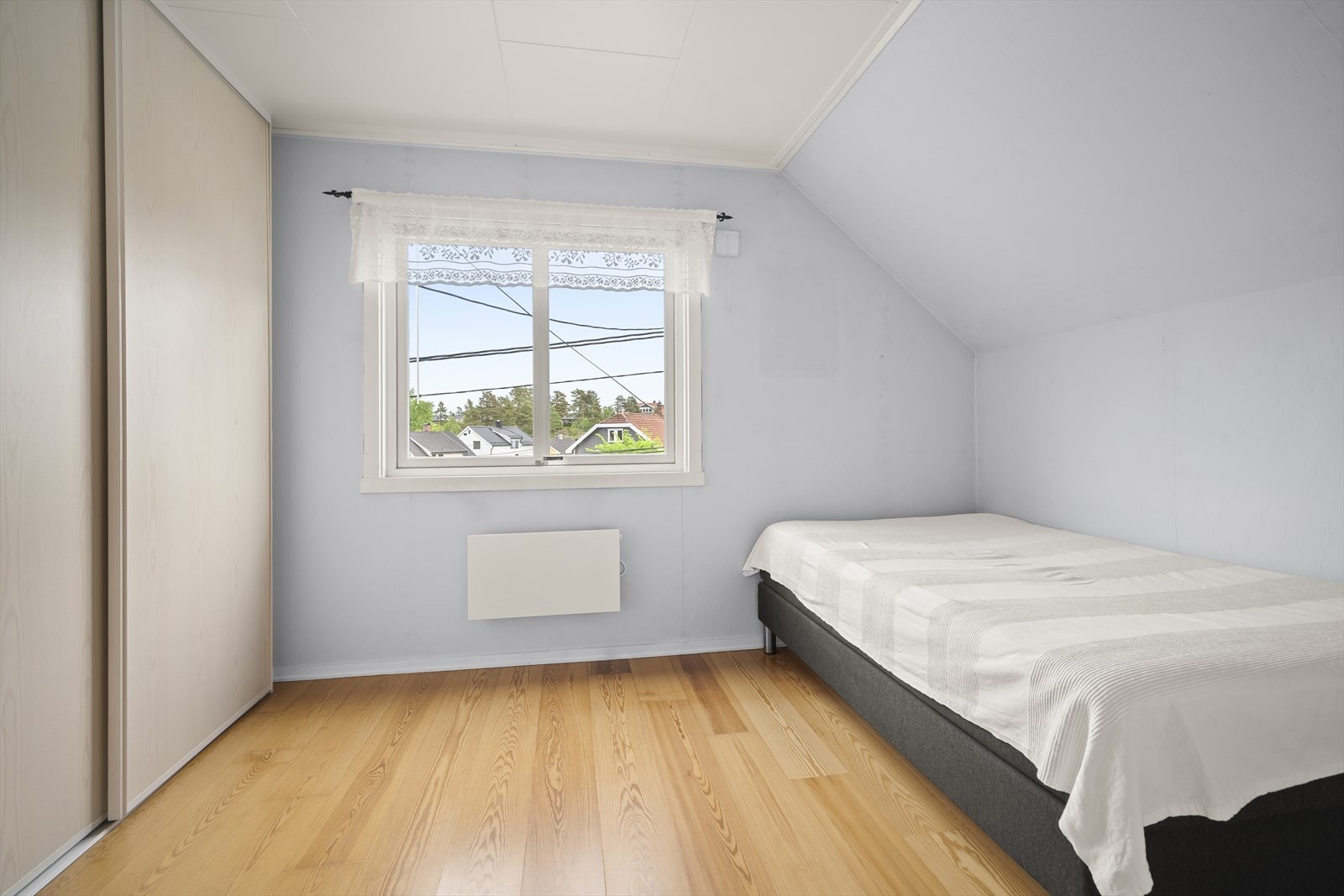 Soverom 2 har skyvedørsgarderobe. Galleribilde