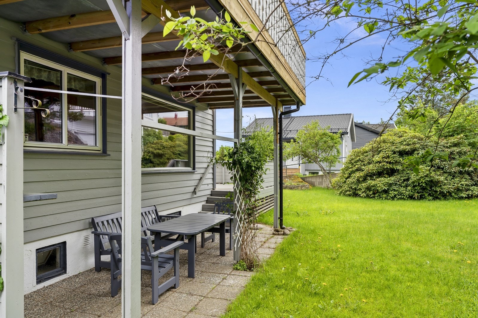 Fra stuen er det utgang til en romslig terrasse med gode solforhold og hyggelig utsyn. Galleribilde