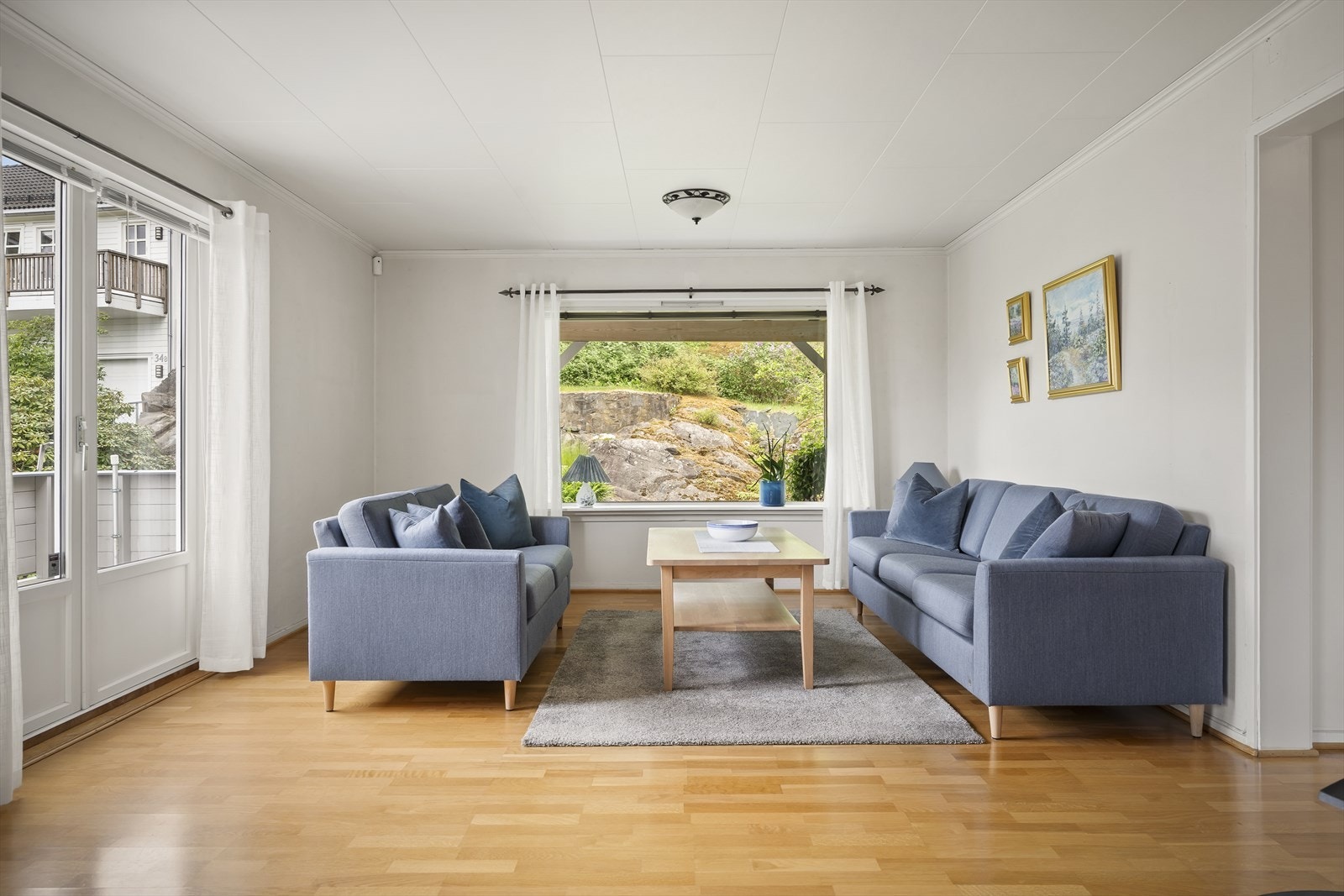 Stuen er romslig med plass til møbleringsmuligheter. Galleribilde