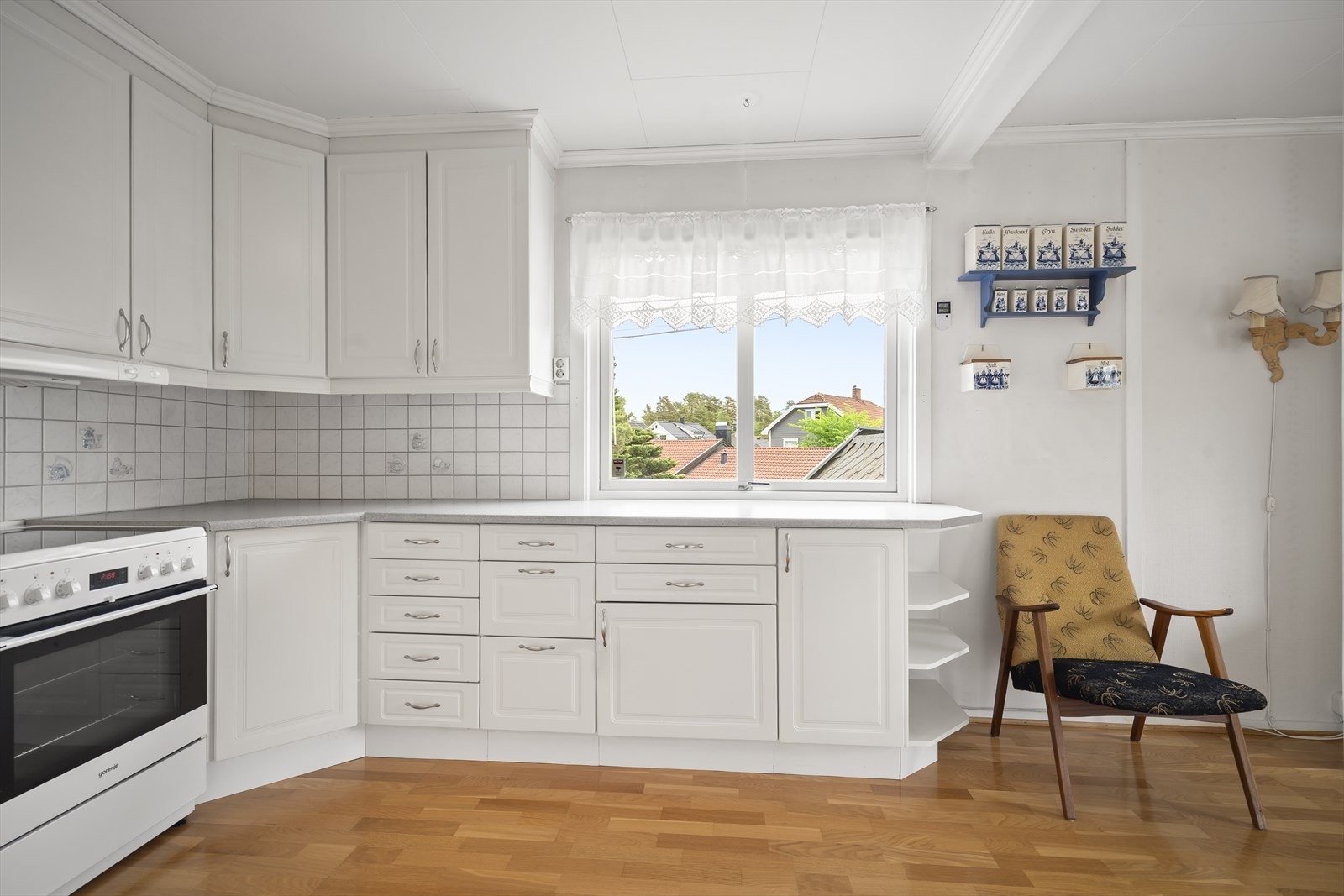 Kjøkkenet har vindusflate som slipper inn rikelig med naturlig lys. Galleribilde