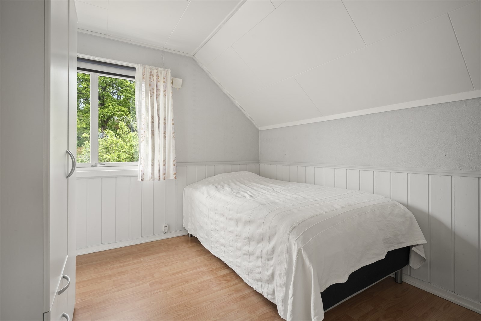 I 2. etasje er det to soverom med plass til seng og garderobeløsninger. Galleribilde