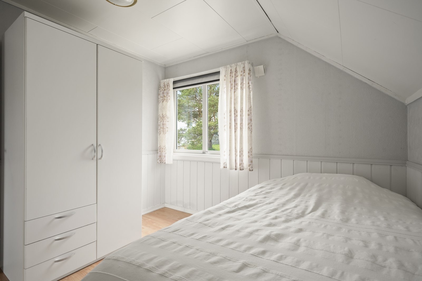 Rommene har naturlig lysinnslipp og ligger samlet i boligens soveavdeling. Galleribilde