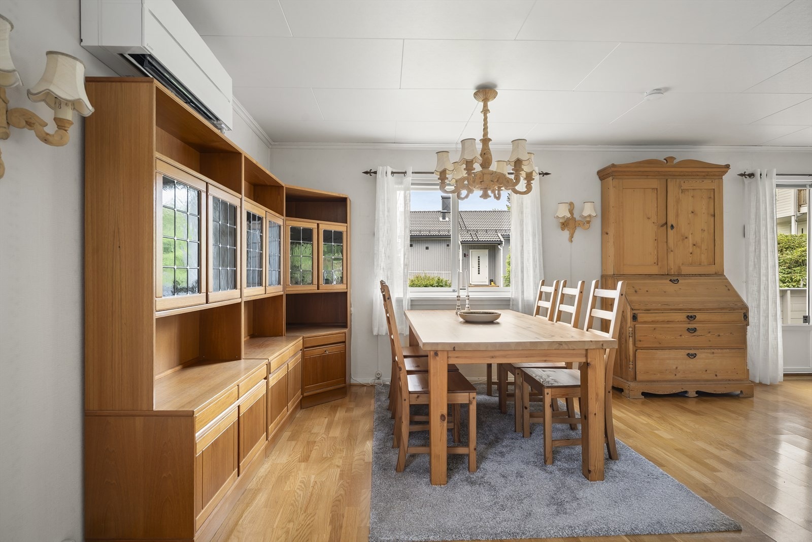 Spisestuen har god plass til større spisebord og fungerer som et naturlig samlingspunkt i boligen. Galleribilde