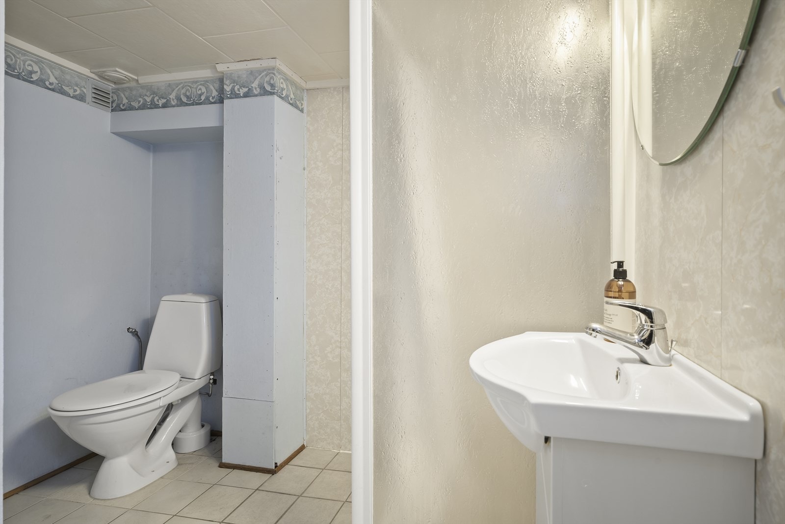 Badet i kjelleren med toalett, dusj og vask. Galleribilde
