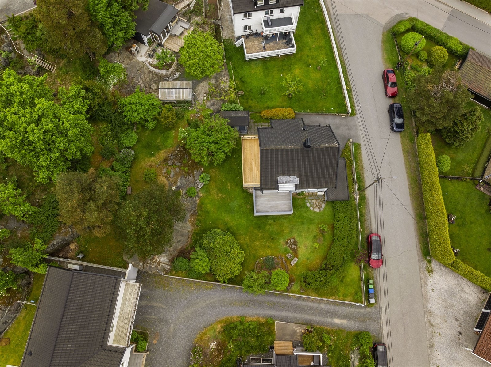Bak boligen skjuler det seg en fin usjenert Hage idyll i flere nivåer Galleribilde