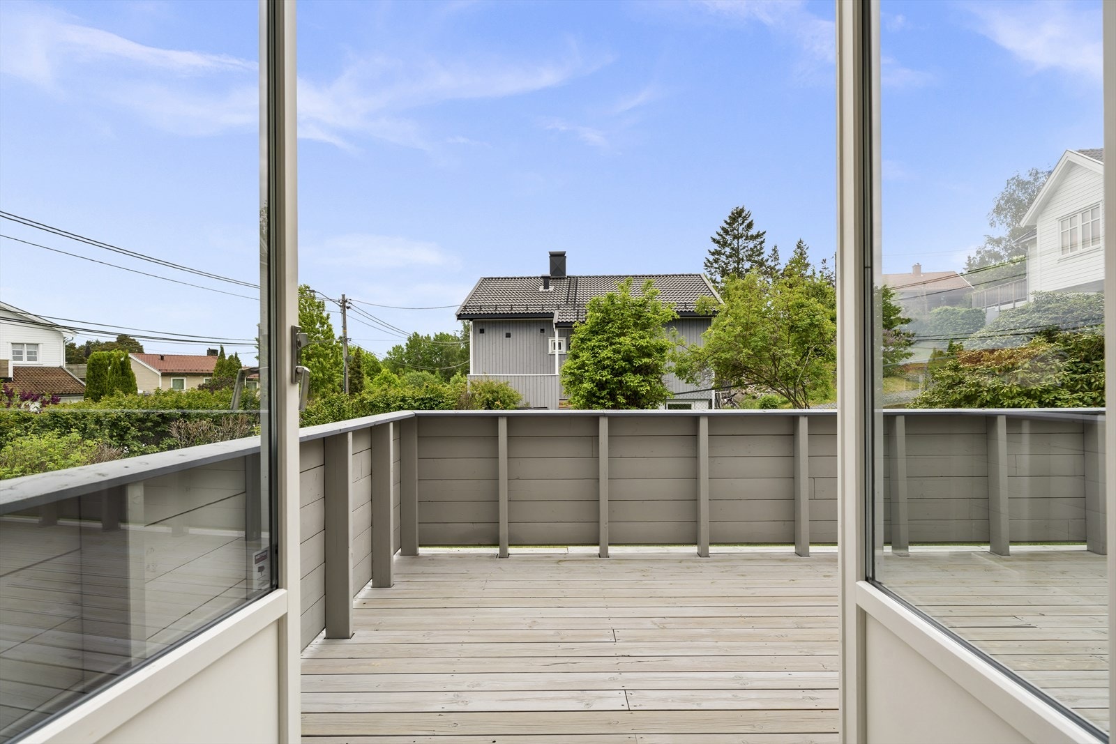 Fra stuen er det utgang til en romslig terrasse med gode solforhold og hyggelig utsyn. Galleribilde