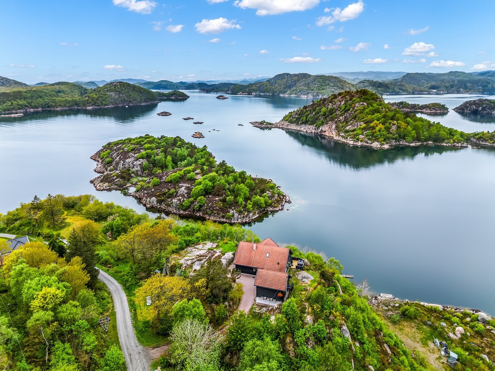 EiendomsMegler1 v/Kjetil Elle har gleden av å presentere Fidjaveien 61 ved Viestad i Spind i Farsund kommune. Fotobyrå: Bolio AS. Galleribilde