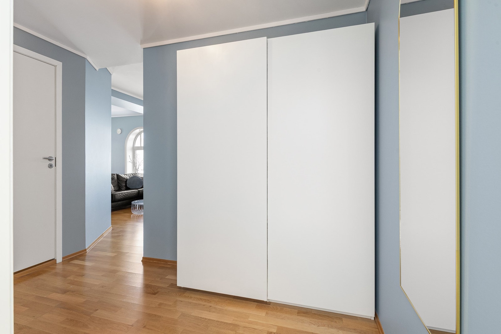 Romslig skyvedørsgarderobe i gangen for effektiv oppbevaring av yttertøy. Galleribilde