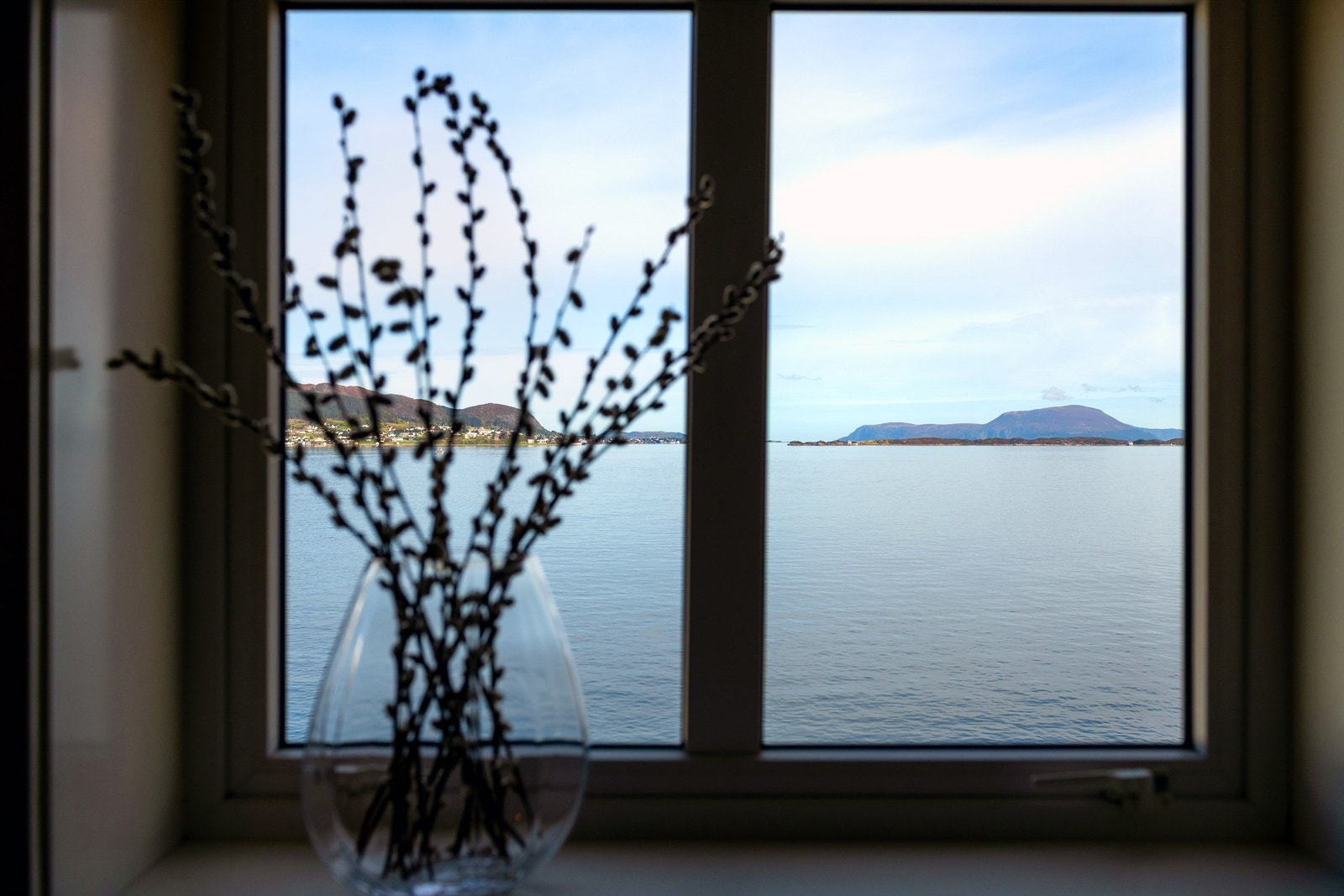 Fra leiligheten i fjerde etasje ser man ut over Valderhaugfjorden i nord Galleribilde