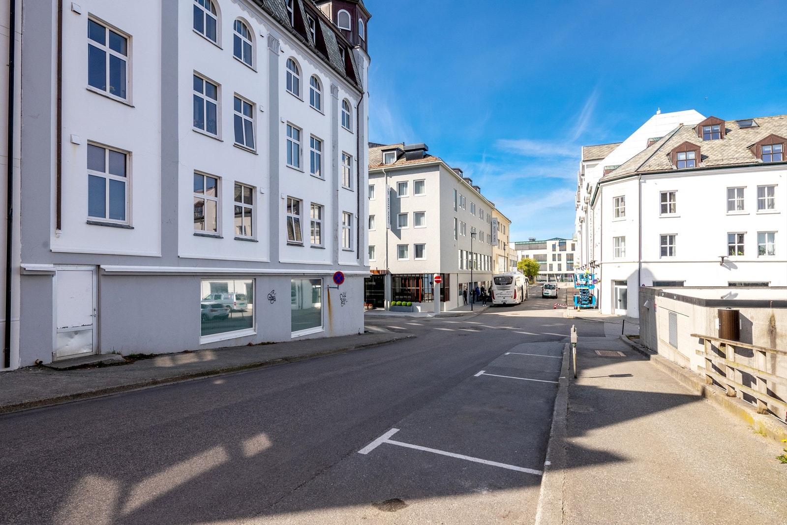 Eiendommen er en hjørnegård, her mot Sorenskriver Bulls gate mot nrod Galleribilde