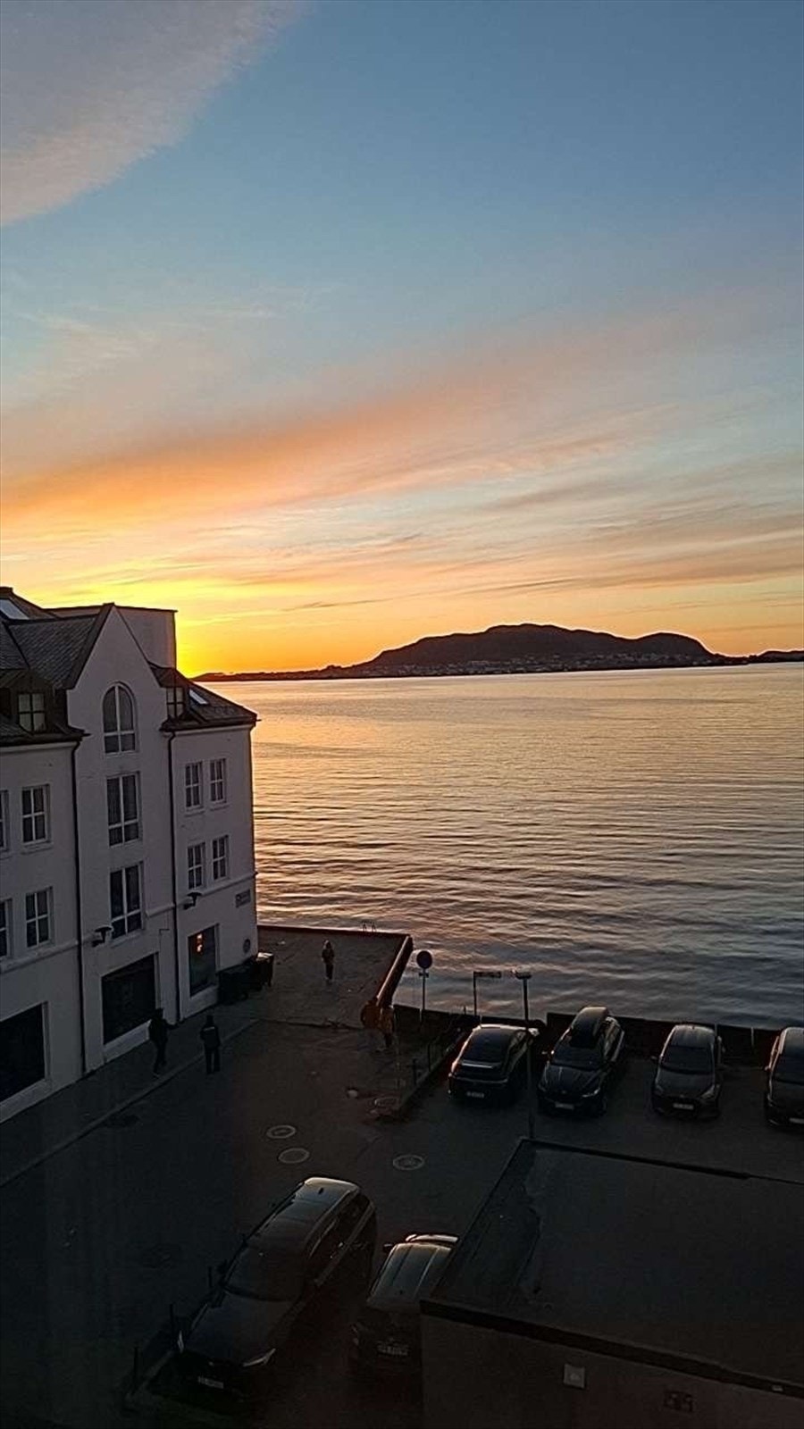 Utsikten fra leiligheten byr på flotte solnedganger over fjorden. Galleribilde