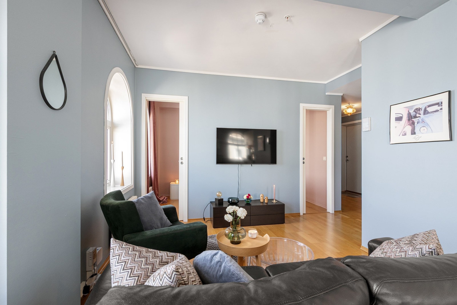 Fra stuen er det direkte tilgang til soverom og gang, som skaper en god flyt i boligen. Galleribilde