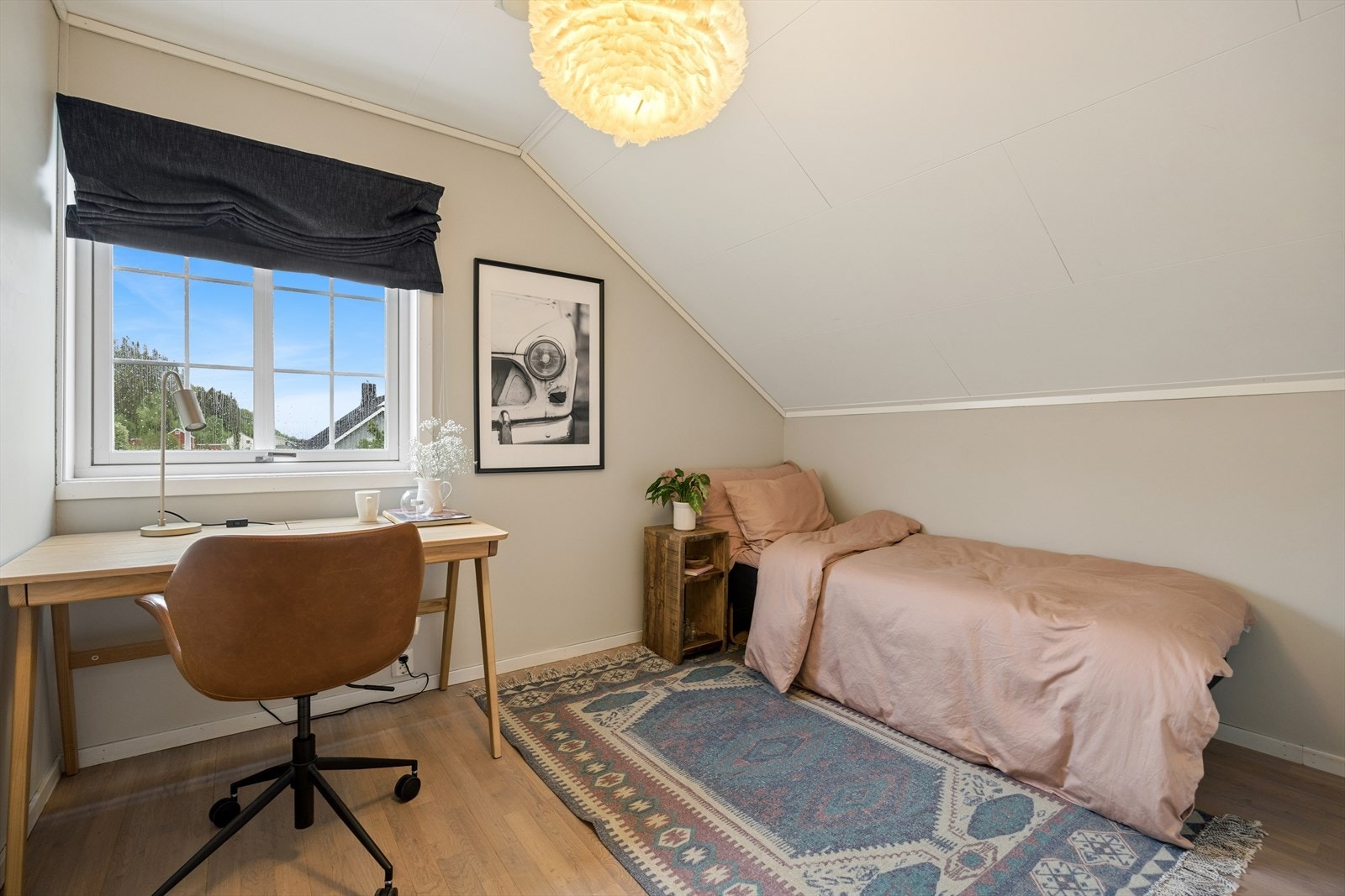 Det siste soverommet er benyttet som gjesterom og hjemmekontor, men har god plass til dobbeltseng. Også her er det stor garderobe. Galleribilde