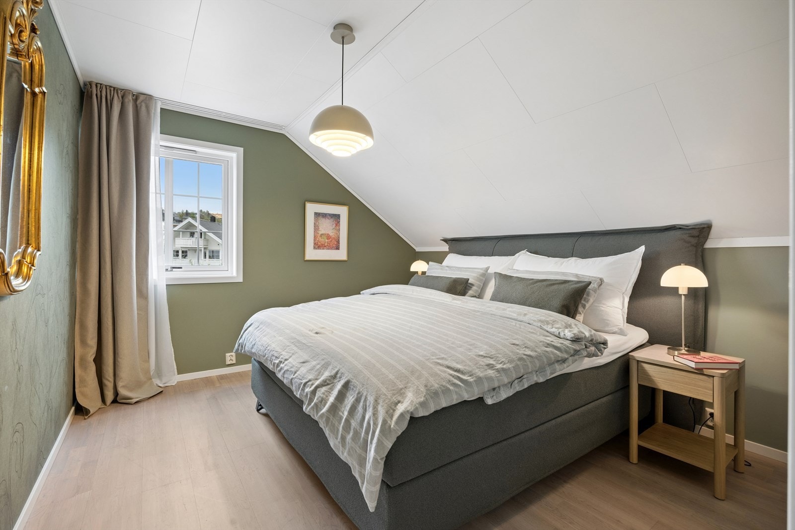 I dag har boligen fire soverom på ca. 12, 10, 9 og 7 m². Flere av rommene har god plass til dobbeltseng. Galleribilde