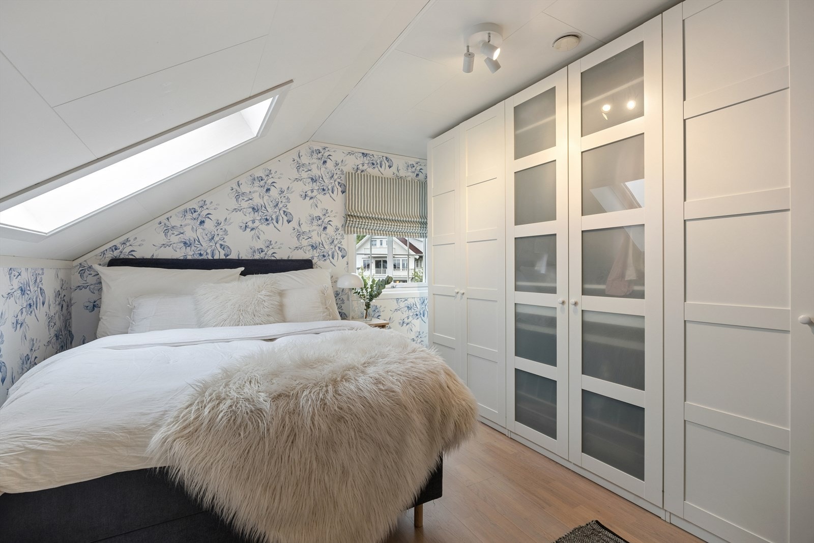Skikkelig garderobe med god plass til klær, sko og tilbehør. Galleribilde