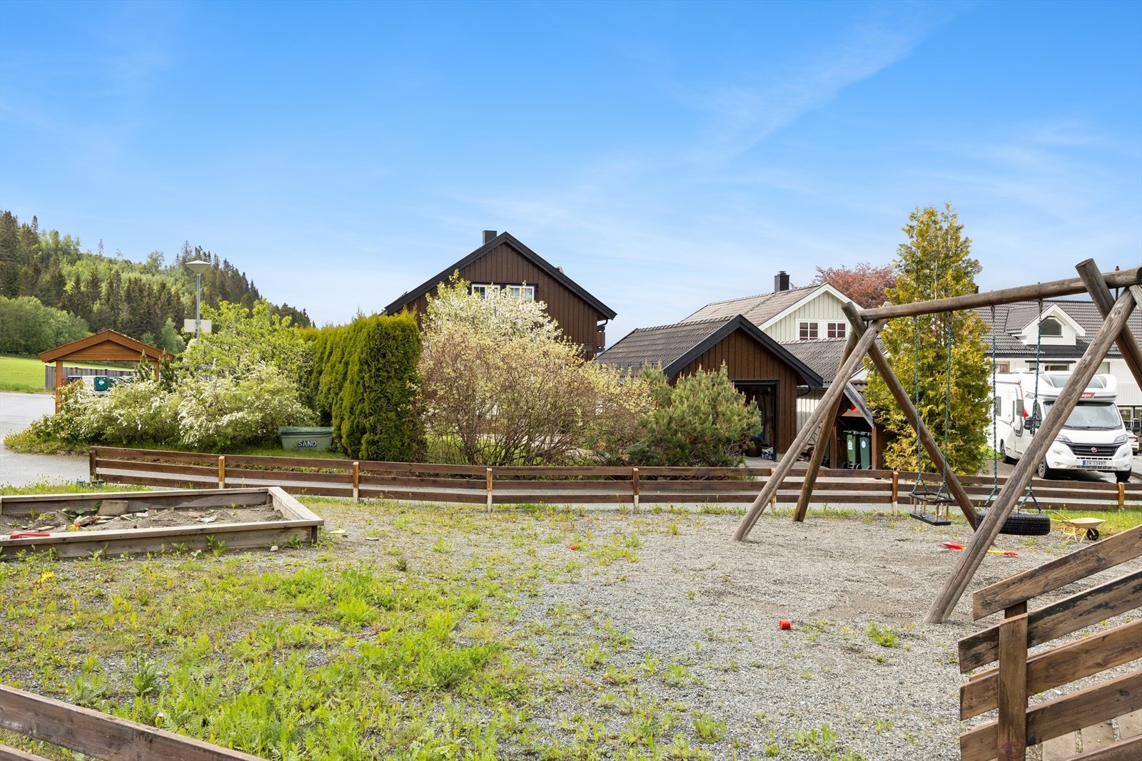 Lekeplass like ved boligen. Galleribilde