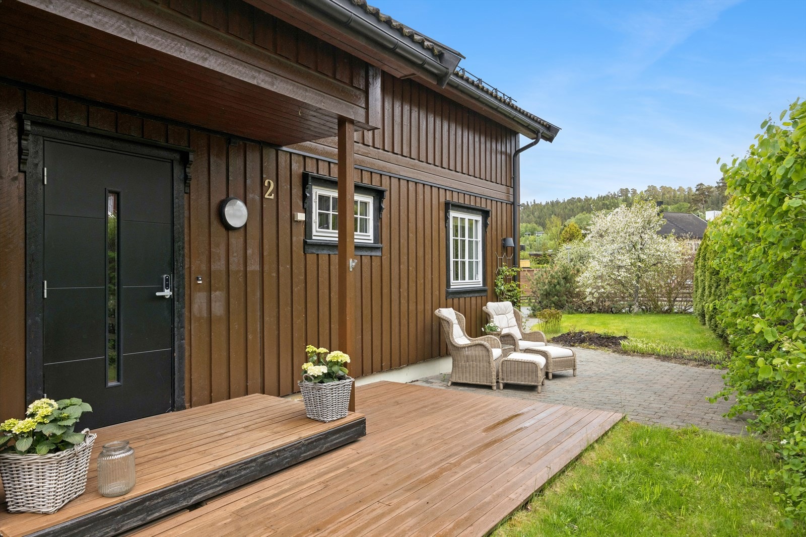 Inngangspartiet er en av mange koselige kroker rundt huset. Huset er jevnlig vedlikeholdt og det er ikke lenge siden siste runde med beis. Galleribilde
