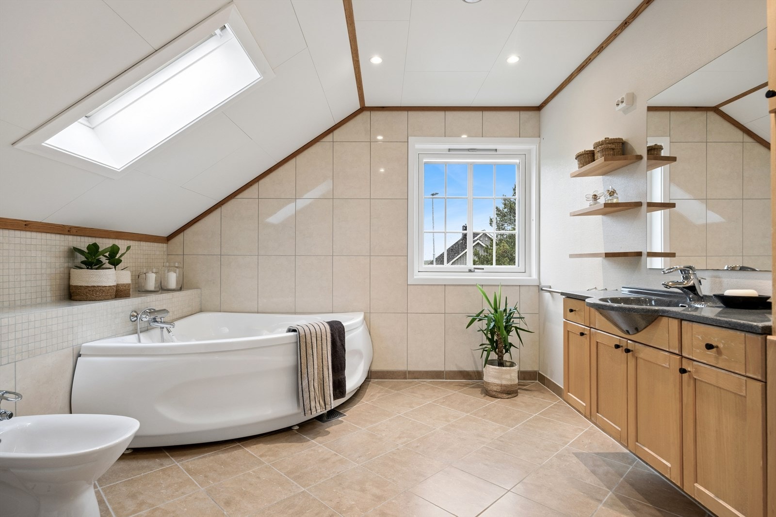 Badet i 2. etasje har god størrelse med sine 9 m². Tidløse farger og stødig innredning. Varme i gulv. Galleribilde