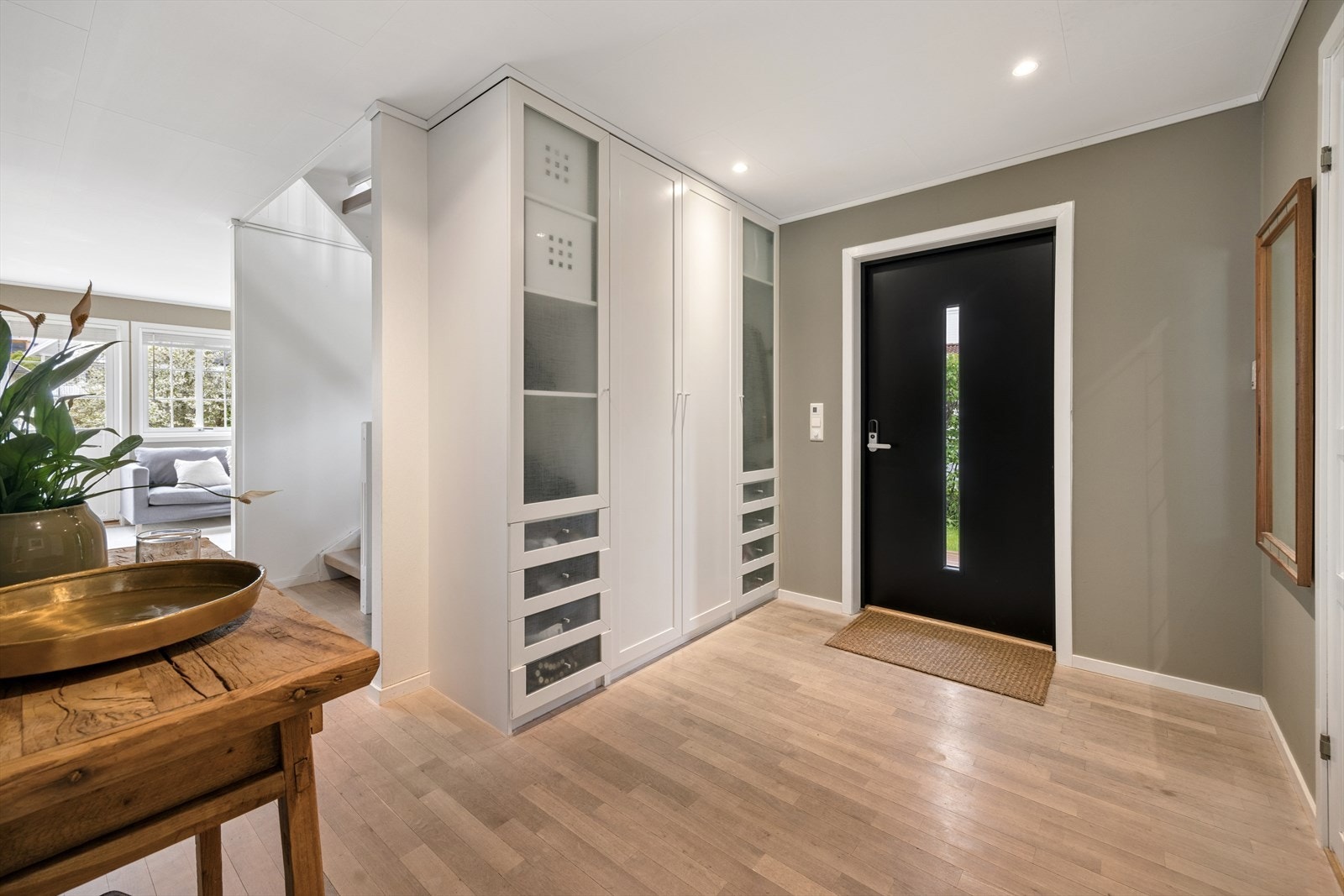 Entreen gir et godt førsteinntrykk av resten av huset med lyse moderne farger og stødige materialvalg. Stor garderobe og god plass til høy trafikk både på travle morgener og etter sene kvelder. Galleribilde