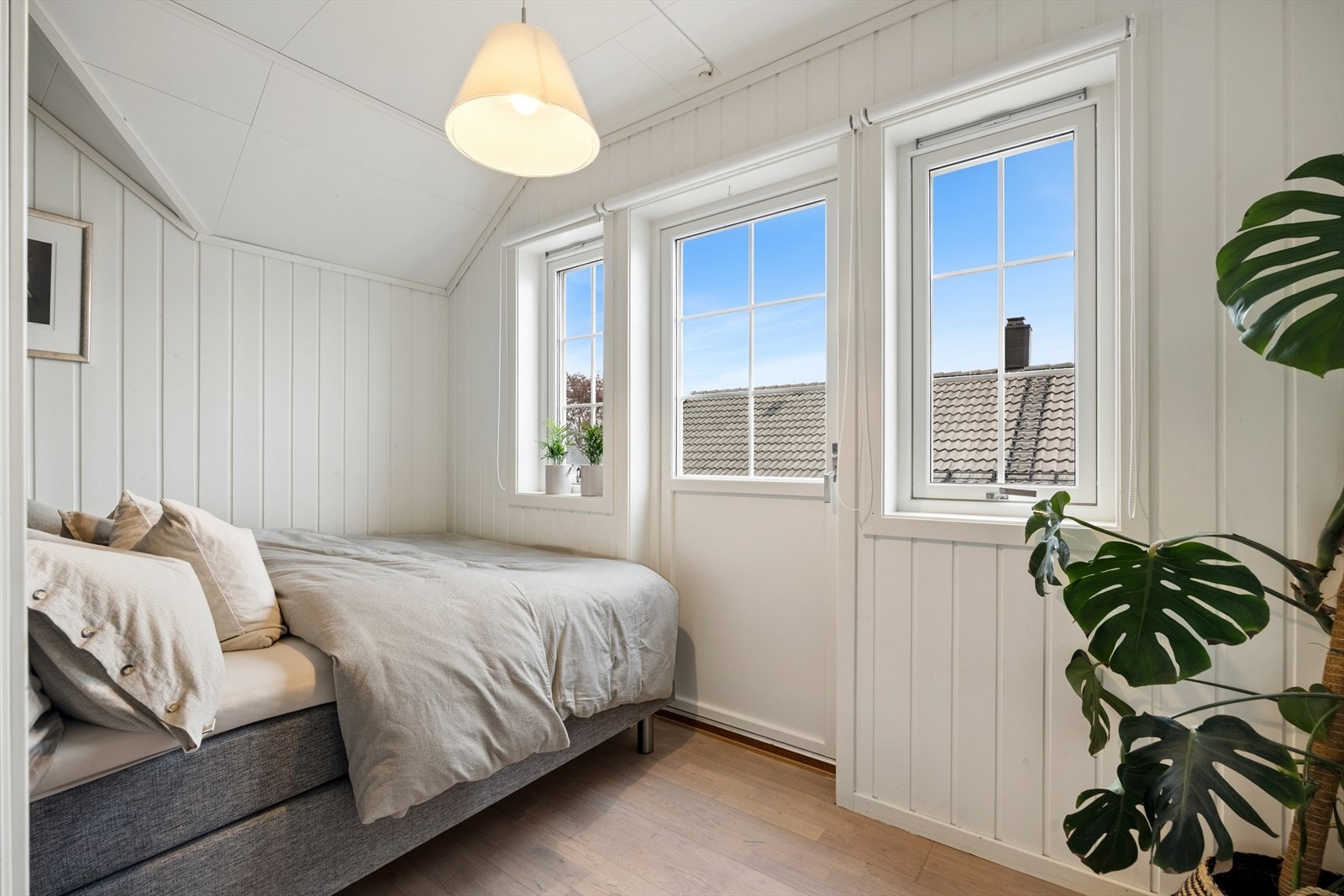 Det minste soverommet har utgang til balkong på 6 m². Dette rommet har en gang vært en del av gang/trapperommet for å ha en romslig loftsstue - en løsning man kan tilbakeføre om ønskelig. Galleribilde